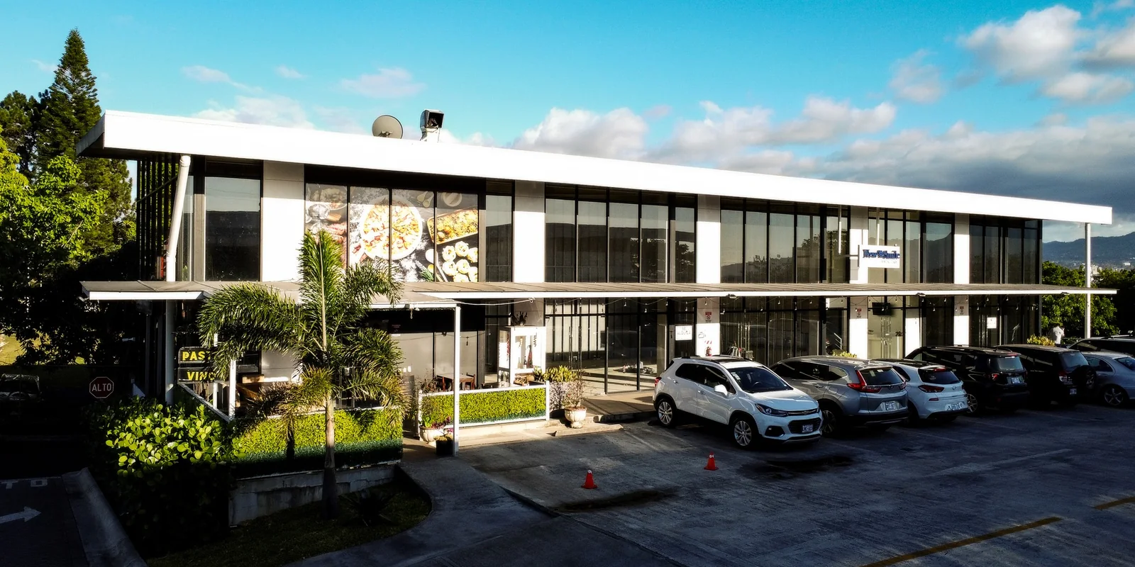 Fachada principal y locales comerciales de Plaza Manantial