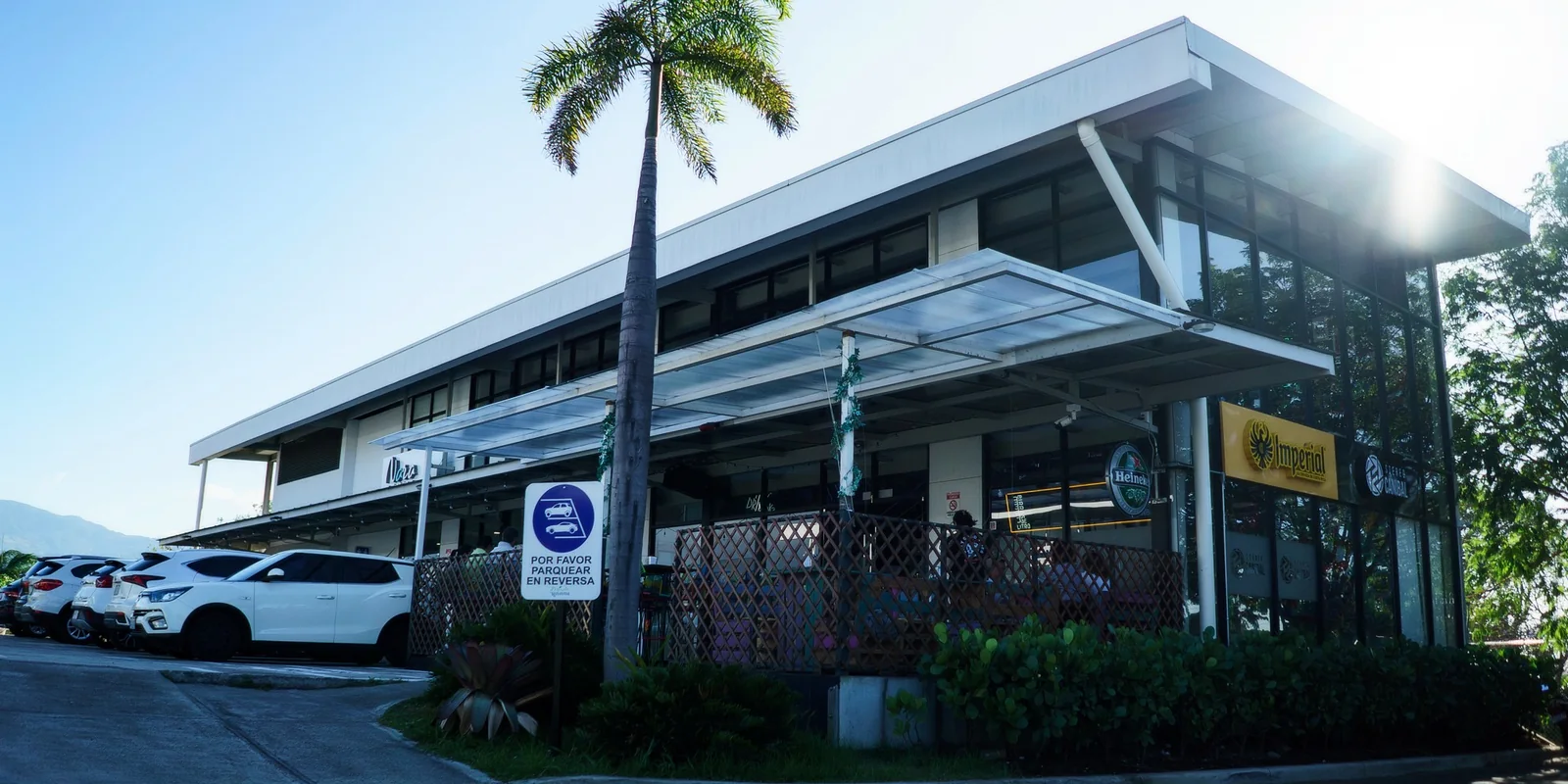 Acceso comercial y parqueo de Plaza Manantial