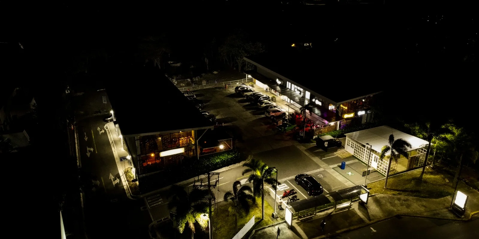 Vista nocturna de Plaza Manantial